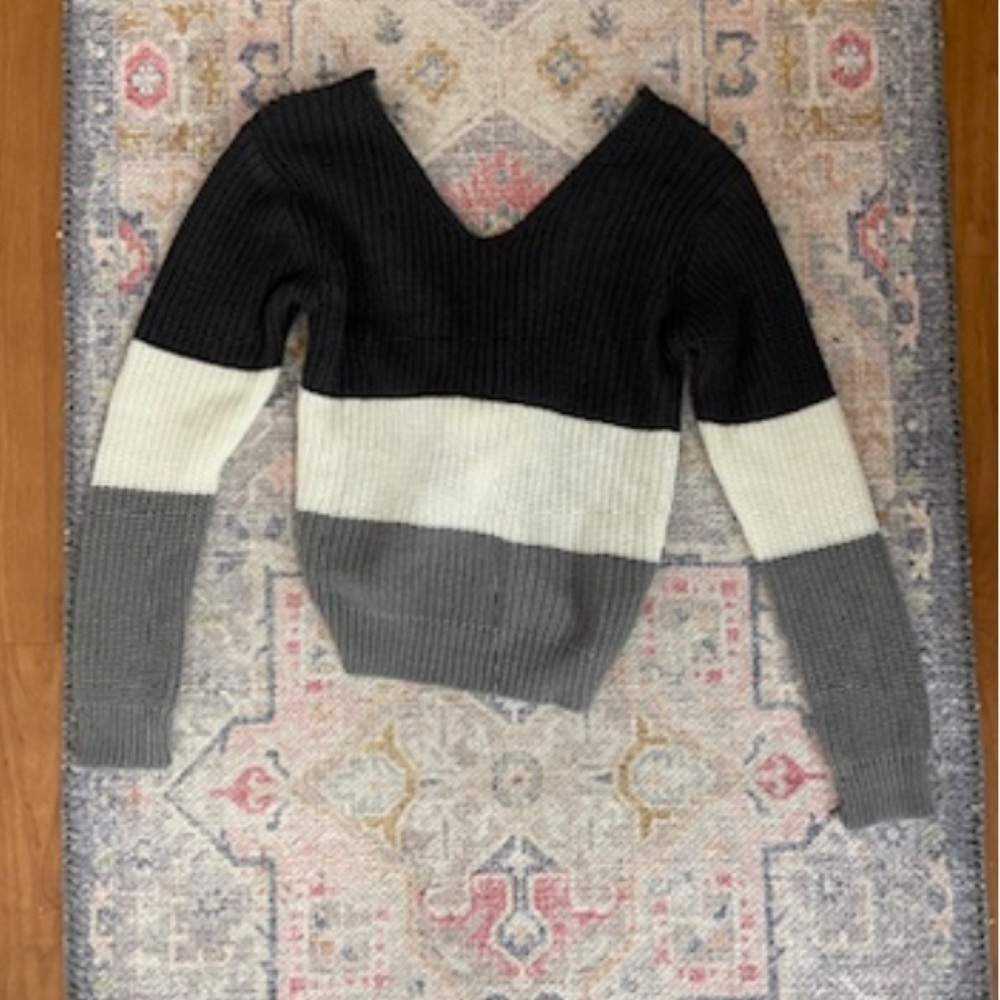 Chunky sweater with twist back